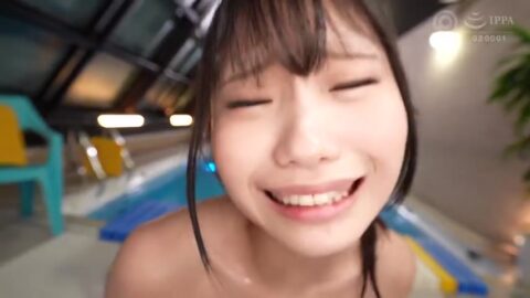 競泳水着の美少女がプールで感じまくる！勃起チ●ポに悶えながらピストンFuck！